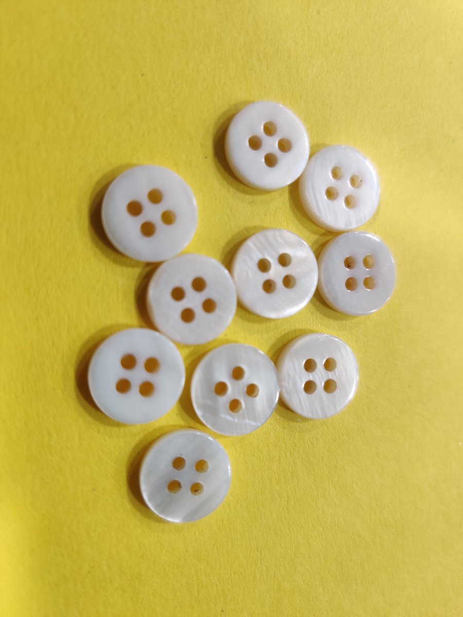 alokrjaiswal's tweet photo. River shell buttons are natural buttons , it's also come with high thick  buttons for luxury garments #luxrygarment #buttons
#ecobuttons https://t.co/pa4akpAOxB