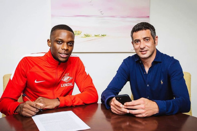 «Спартак» отдал в аренду Эсекьеля Понсе. А потом взял футболиста сборной Люксембурга! 

Что дальше, Мадагаскар? 

kp.ru/sports/futbol/…