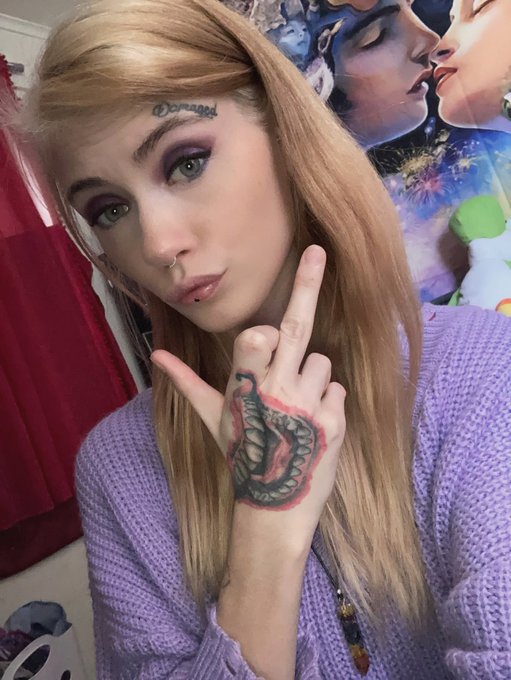 This picture is for all you guys who like it when a woman makes you feel small. Fuck you and your small<a href="/tag/newprofilepic"class="tags"><span>#newprofilepic</span></a>