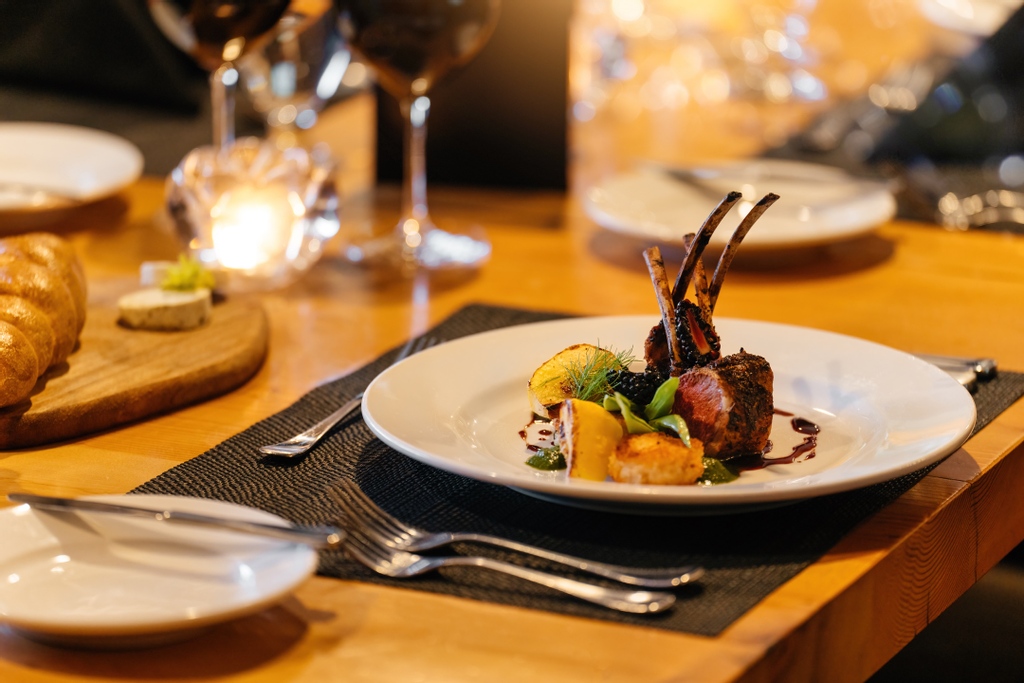 We pride ourselves on preparing mouthwatering #WestCoast inspired gourmet cuisine. Our chefs serve delicious and hearty meals with local ingredients and produce – accompanied by the best local #BCwines.

📸  <a href="/jesajaclass/">Jesaja Class</a>