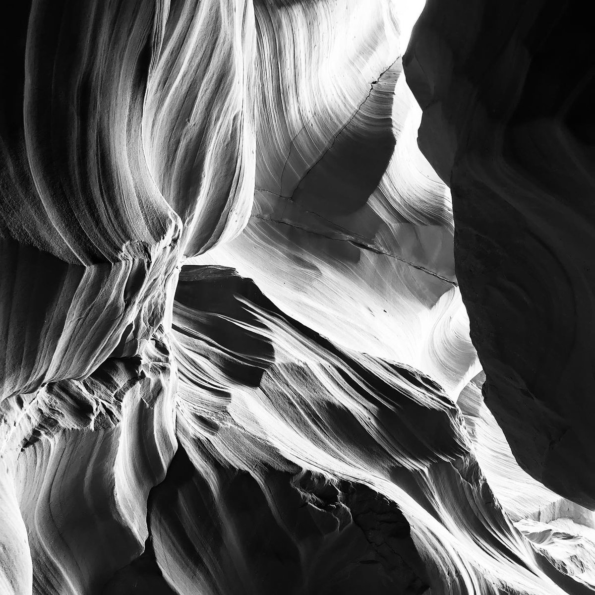 DPhotoexplorer's tweet image. 🛫 What to carry with you as a travel photographer?.
📷 1.. DSLR camera.Canon EOS 800D 
2. Lenses 18 to 135 mm lens 
3. Tripod MEPHOTO, 
4. Adaptor 
5.  2 batteries 
6. A computer 
7. 4 memory cards of 8 GB
8. A lens cloth
9. Filters 
10. A backpack Lowepro ProTactic.