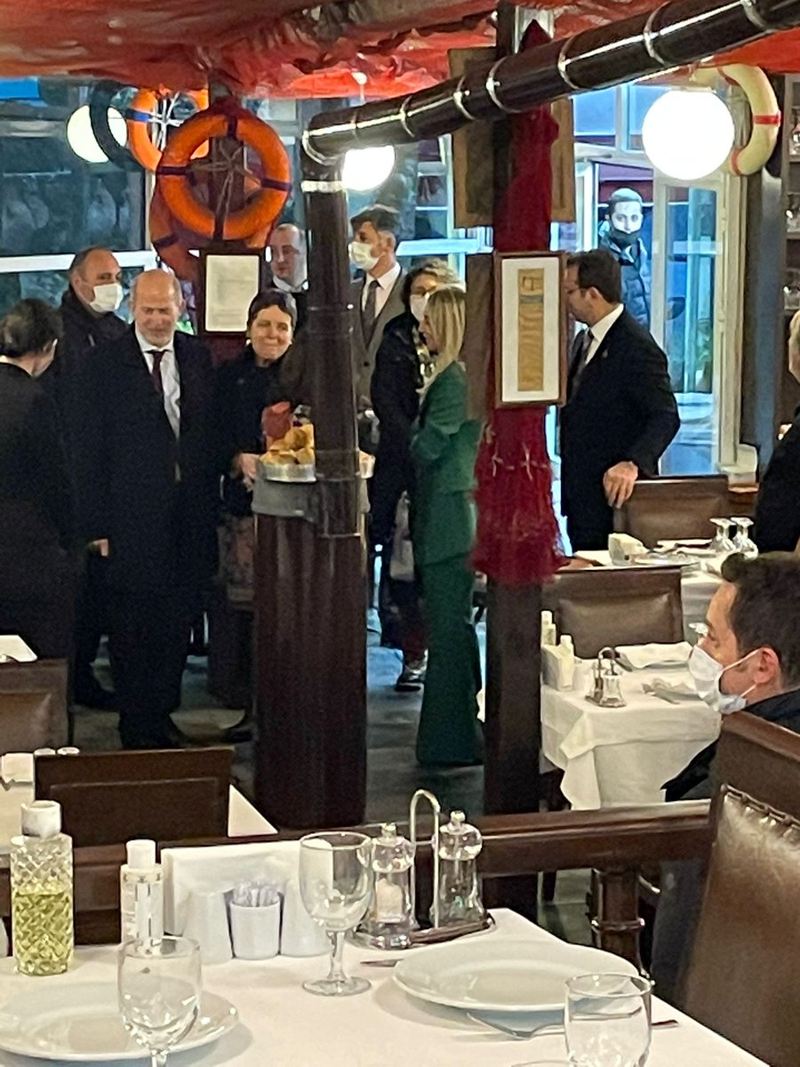 AlcayirCengiz's tweet photo. Soldaki 3 saatlik GİZLİ BULUŞMALI  BALIKÇI fotoğrafını gündemden düşürmek, GİZLEMEK için,
sağdaki fotoğrafı
➡️AÇIK AÇIK yayımladılar..! https://t.co/m38cezIMmi