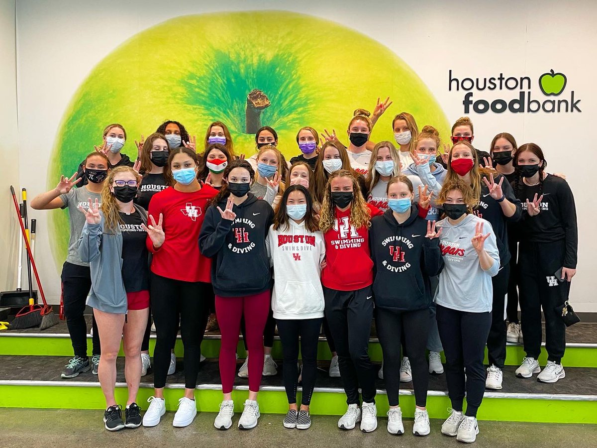 UHCougarSwim's tweet photo. We spent our weekend volunteering with @HoustonFoodBank!! We are thankful for the opportunity to give back to the community we love! 🍏

#GoCoogs https://t.co/sXcmwMWizH