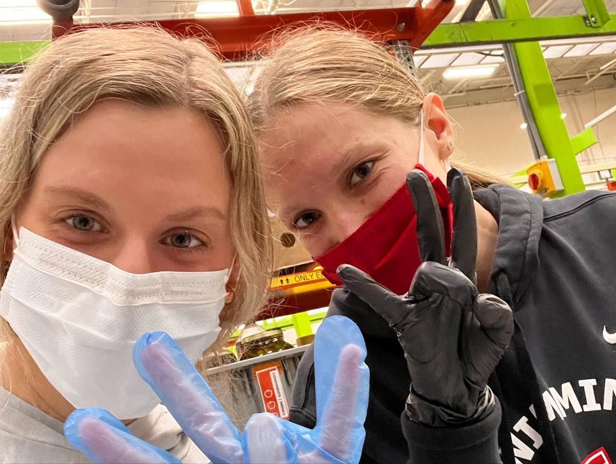 UHCougarSwim's tweet photo. We spent our weekend volunteering with @HoustonFoodBank!! We are thankful for the opportunity to give back to the community we love! 🍏

#GoCoogs https://t.co/sXcmwMWizH