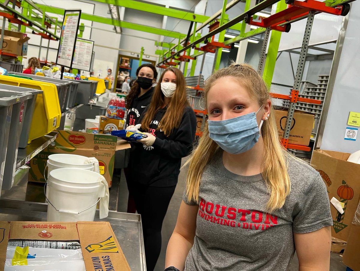 UHCougarSwim's tweet photo. We spent our weekend volunteering with @HoustonFoodBank!! We are thankful for the opportunity to give back to the community we love! 🍏

#GoCoogs https://t.co/sXcmwMWizH