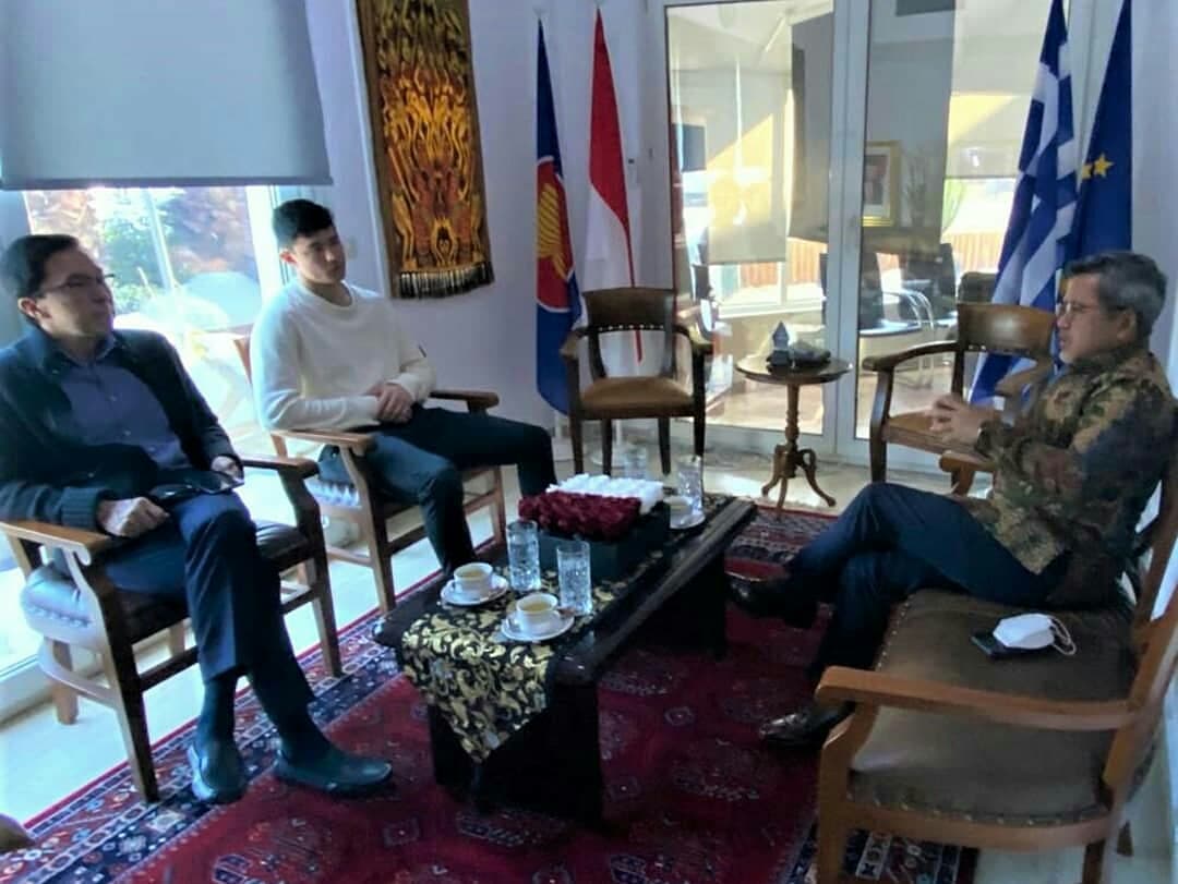 indonesiainath's tweet photo. Pada 28/1 lalu, Duta Besar LBBP RI @BebebDJUNDJUNAN menerima kunjungan Cyrus Margono, salah satu atlet sepakbola keturunan Indonesia yang saat ini bermain untuk klub Panathinaikos (@FcPanathinaikos).
#IniDiplomasi
#IndonesianWay
#KBRIAthena https://t.co/ad5zDSnvT3