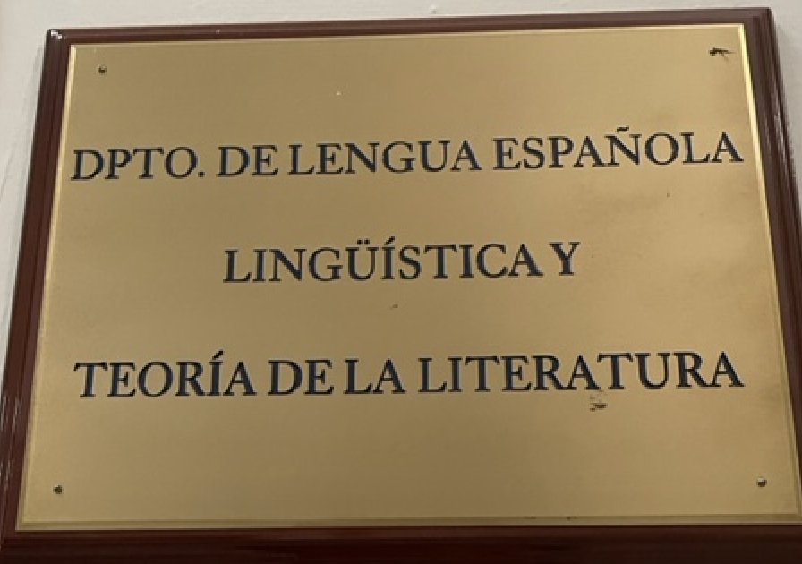 martalecturas's tweet photo. ¡Muy feliz e ilusionada por volver al hogar donde me formé como filóloga! Gracias a profes, personal del departamento y estudiantes por tan cariñosa bienvenida. #agradecidayemocionada #preparadaparaelsegundocuatri #Maes2022 #Filologíahispánica #MELLC https://t.co/2lb1HHenQw