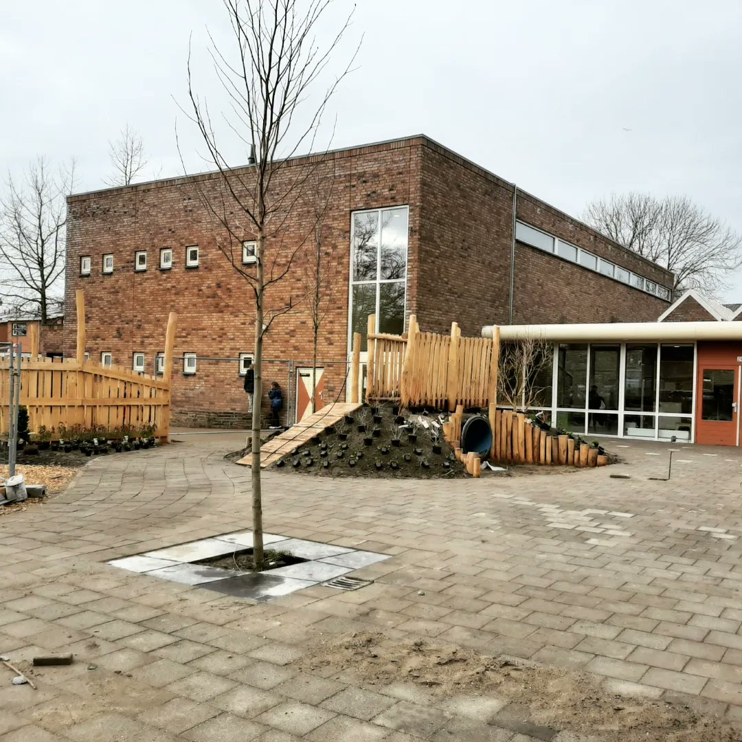 Bureau_RIS's tweet photo. Laatste loodjes bij aanleg van #groenblauwe #schoolplein van de #StJozefschool in #Wateringen #wsko #natuurlijkspelen #klimaatadaptief #waterberging https://t.co/8yvNvDSs3w