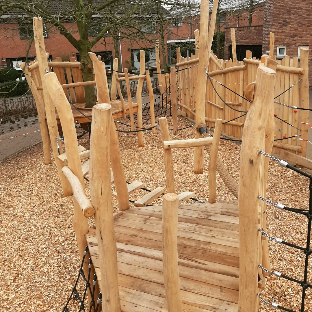 Bureau_RIS's tweet photo. Laatste loodjes bij aanleg van #groenblauwe #schoolplein van de #StJozefschool in #Wateringen #wsko #natuurlijkspelen #klimaatadaptief #waterberging https://t.co/8yvNvDSs3w