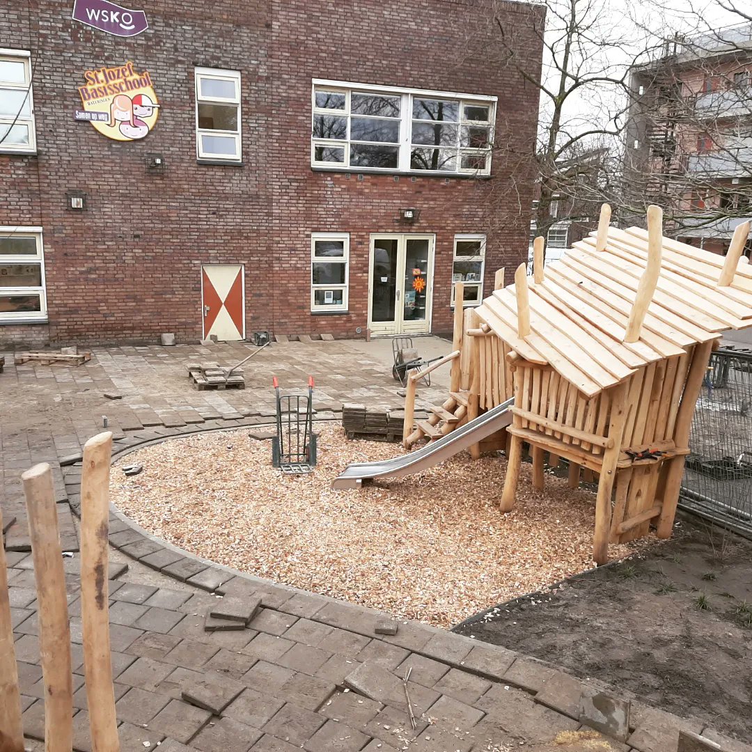 Bureau_RIS's tweet photo. Laatste loodjes bij aanleg van #groenblauwe #schoolplein van de #StJozefschool in #Wateringen #wsko #natuurlijkspelen #klimaatadaptief #waterberging https://t.co/8yvNvDSs3w