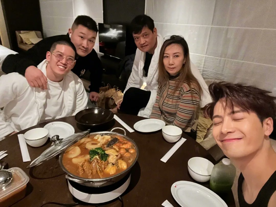 Krueng5's tweet photo. @teamwangofcl @JacksonWang852 Love the bond of you and your family, a lovely and warm family, you take great care of the people around you, this smile of yours looks very happy, happy new year.❤️ https://t.co/HaZVpf4vsh