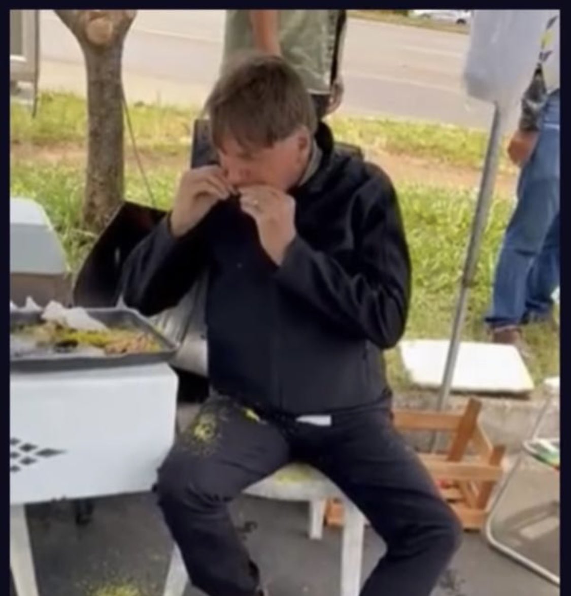 Um jumento comendo frango como um porco. Fim!