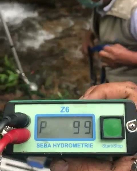 Reg_aguaEc's tweet photo. Técnicos de la Dirección de Riego y Drenaje de la ARCA, realizaron un aforo de constatación de caudales con acompañamiento del GAD  de Cumandá-Chimborazo. #ArcaEnTerritorio https://t.co/mfrlXuNn2I