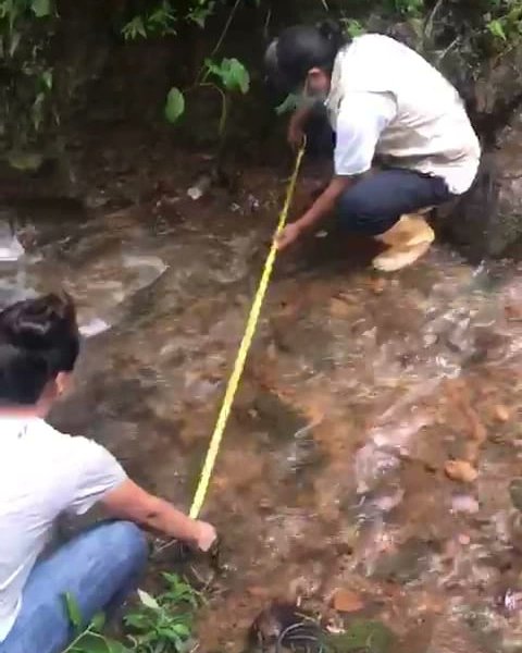 Reg_aguaEc's tweet photo. Técnicos de la Dirección de Riego y Drenaje de la ARCA, realizaron un aforo de constatación de caudales con acompañamiento del GAD  de Cumandá-Chimborazo. #ArcaEnTerritorio https://t.co/mfrlXuNn2I