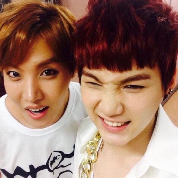 hobiewhy's tweet photo. selcas antigas 🥺 https://t.co/4hcZqyACfa