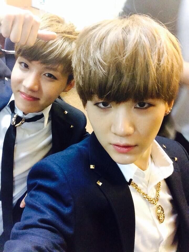 hobiewhy's tweet photo. selcas antigas 🥺 https://t.co/4hcZqyACfa