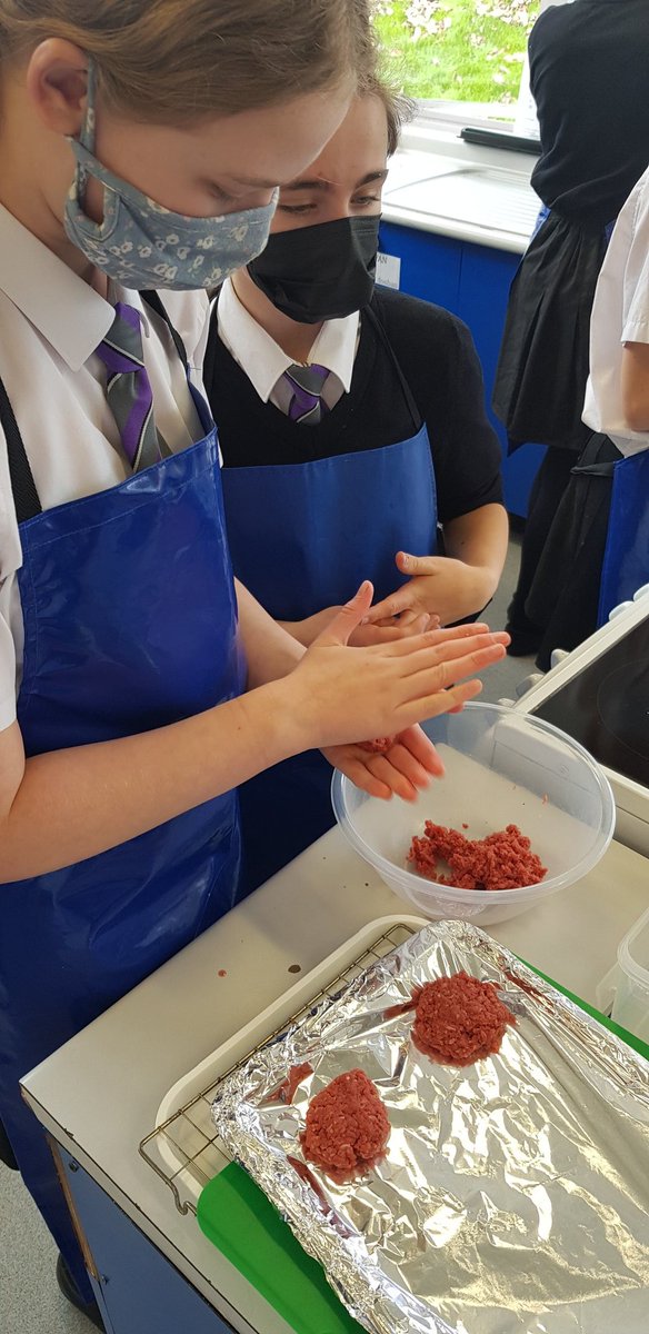 MrsDaviesDT's tweet photo. Year 8 really enjoyed making their @thebodycoach burgers today @chepstowschool #protein #foodscience #foodsafety #challenge #deepeningthinking https://t.co/HQlFeVLYrP