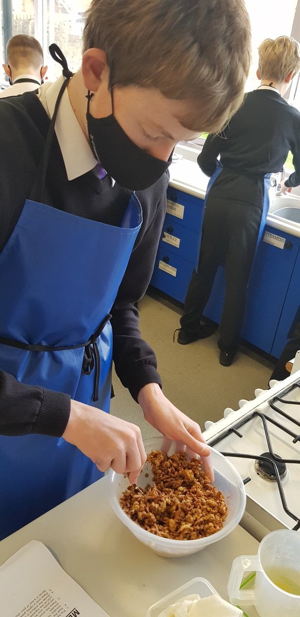 MrsDaviesDT's tweet photo. Year 8 really enjoyed making their @thebodycoach burgers today @chepstowschool #protein #foodscience #foodsafety #challenge #deepeningthinking https://t.co/HQlFeVLYrP