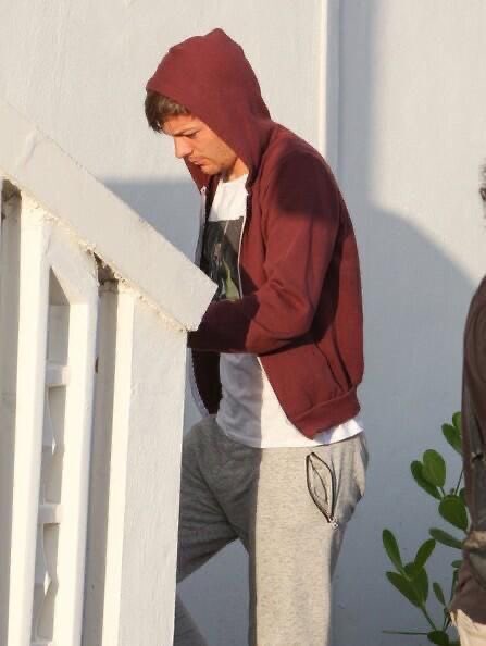 he’s so smol and handsome as hell

I vote #Louies for #BestFanArmy at the #iHeartAwards