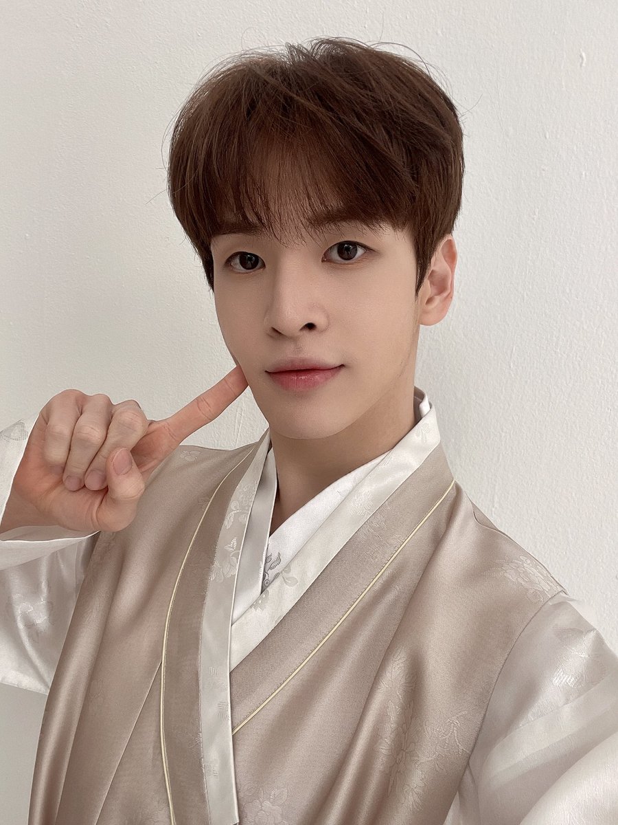 almsource's tweet image. #앨런 #크래비티