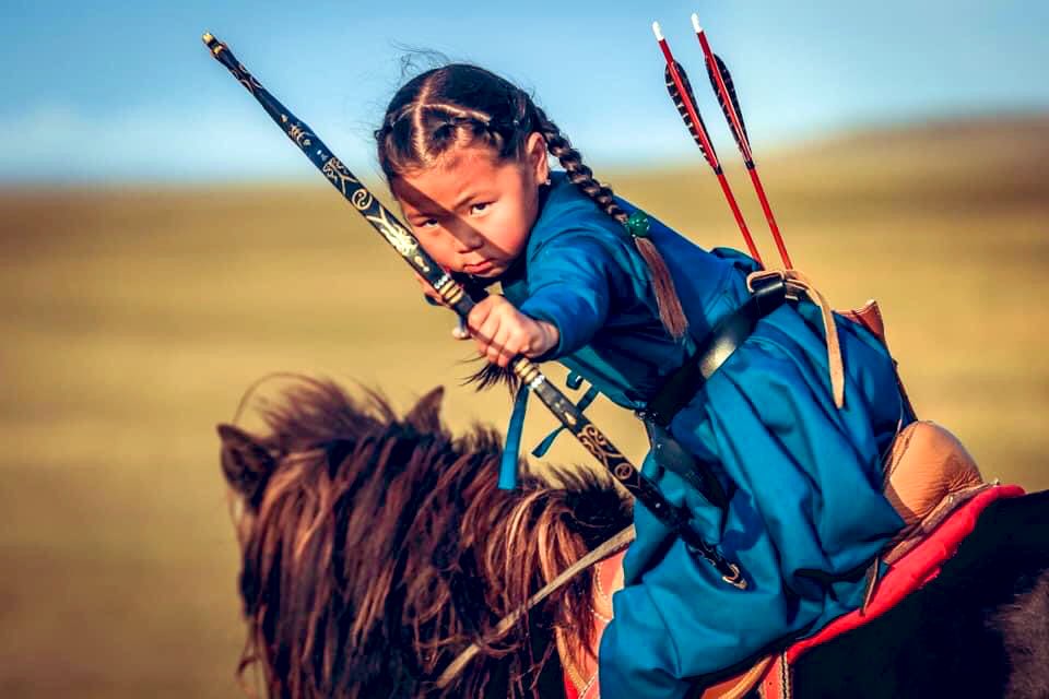 LakotaMan1's tweet photo. 5 year old Mongolian archer girl. https://t.co/eja7rhsGAA