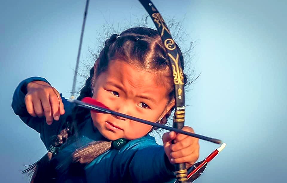 LakotaMan1's tweet photo. 5 year old Mongolian archer girl. https://t.co/eja7rhsGAA