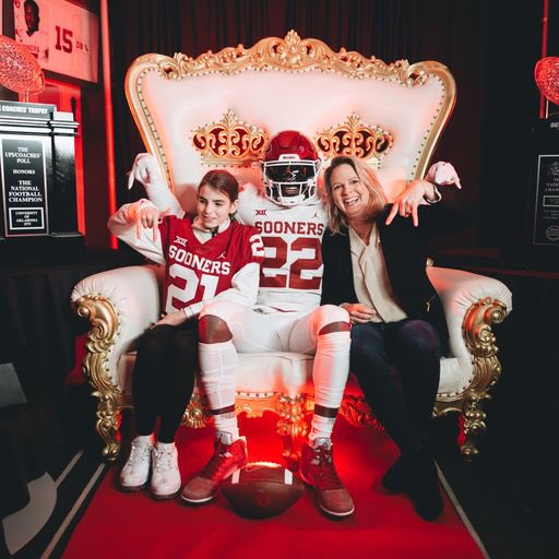 moneybj22's tweet photo. Had a great time at OU thank you @CoachVenables @MiguelChavis65 @CoachToddBates @seancooper_C4 @suerotherbond    #SOONERNATION https://t.co/4p9EoqFdHS