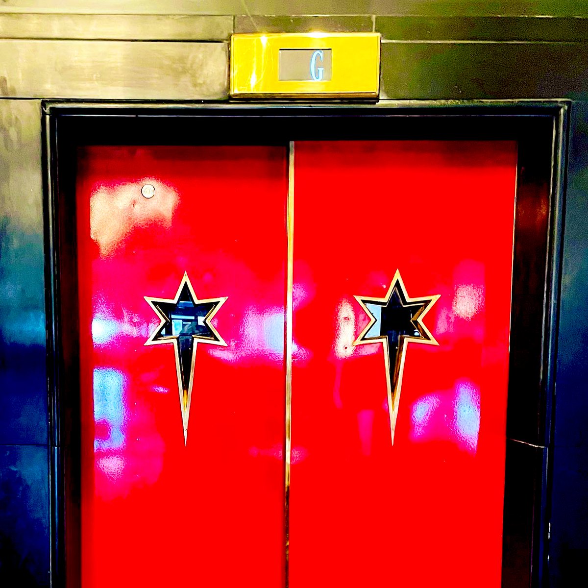 abstract_news's tweet image. Fab to be back in the swing of things with more #liveevent site visits. Today we were in Leeds @TheQueensQ 👸🏼✨ The refurb is stunning &amp;amp; shows off the rich history of the listed building.  #eventprofs #Leeds #MondayMotivation ❤️✨✅