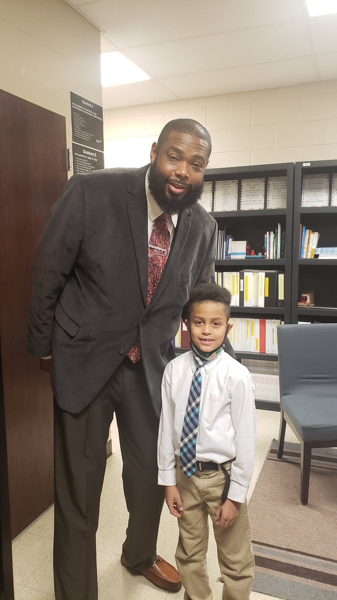 DrShemon's tweet photo. Words can't explain how I felt when a student walked in my office today and said, "I wanted to be like you today!" You never know who you inspire, so make sure your attitude is always worth catching! #HeFresh @suptking @PrincipalKafele @Formersportsguy @JMCSSHC @ArlingtonJmcss https://t.co/bExXbYmNig