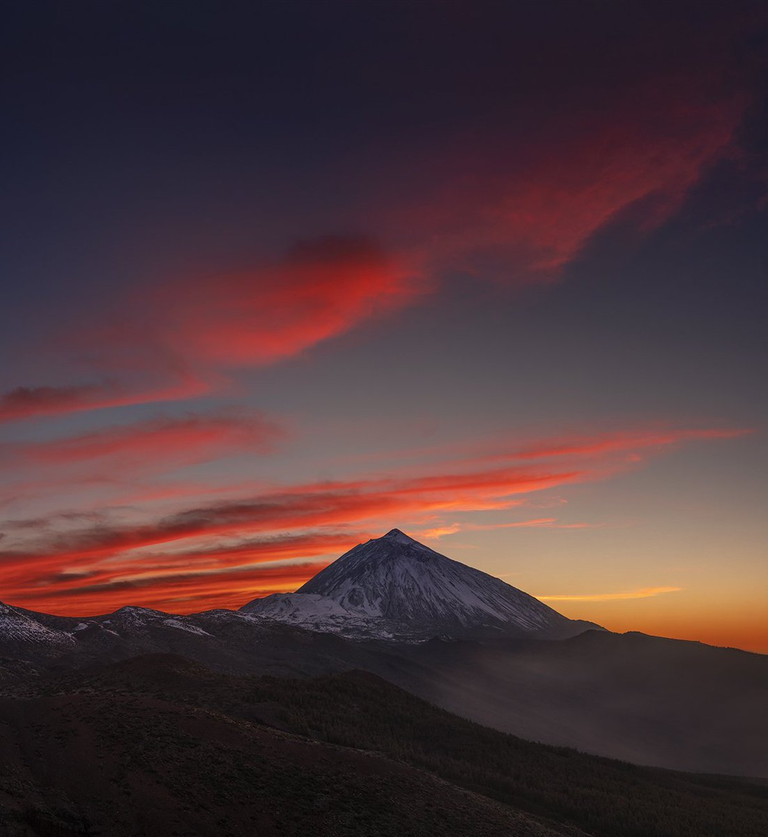 Imanolzuaznabar's tweet photo. Atardecer increíble esta tarde desde Tenerife con algo de calima aún. https://t.co/xZJOqT4osf