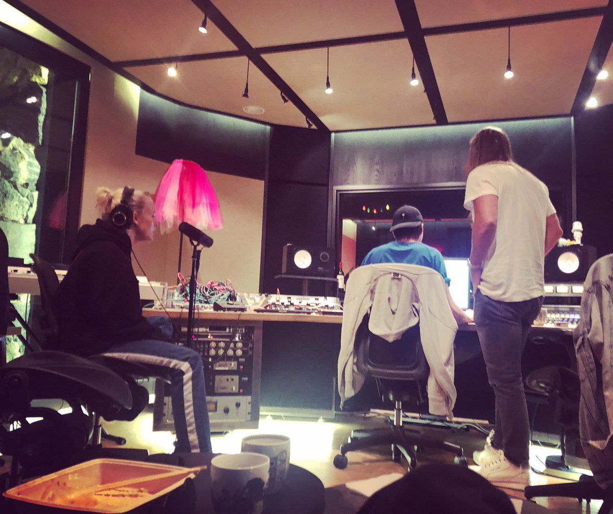 PosterGirlNina's tweet image. What kind of         vs.         What kind of
session we                           session 
think she’s in.                       she is in rn @zaralarsson #sessiontime