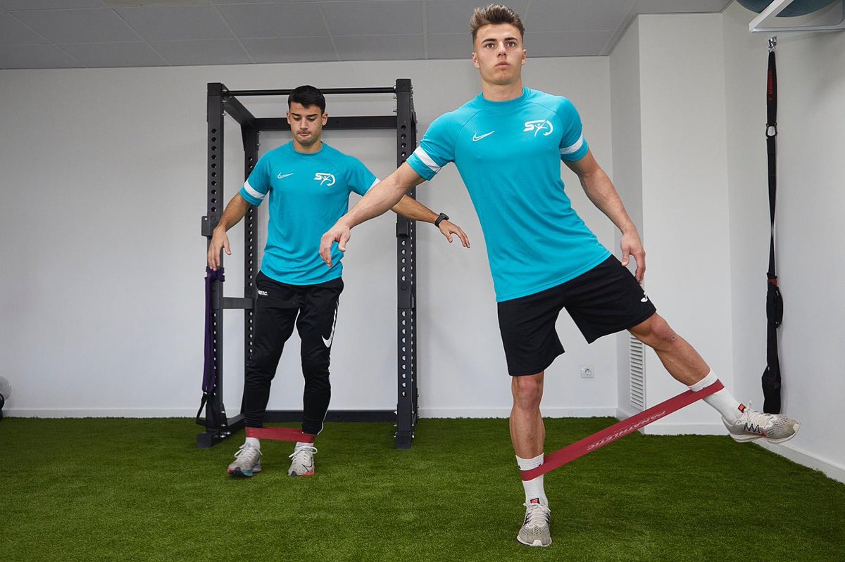 S’utilitza al inici de la sessió amb l’objectiu d’activar un múscul que normalment mostra hipertò i que té gran importància en esports on hi ha una implicació multidireccional en el seu patró de moviment.