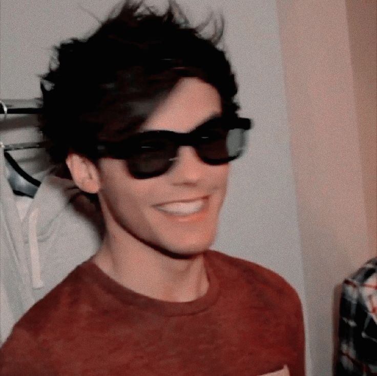 beside you I'm a loaded gun 
sir- 
I vote #Louies for #BestFanArmy #iHeartAwards
quince