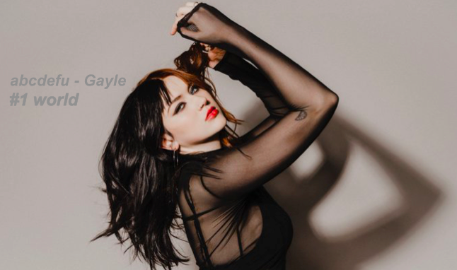 WORLDMUSICAWARD's tweet photo. 17 year old Nashville-based singer/songwriter #Gayle, who is of Scottish descent, lifts to #1 in her 10th week on the #UnitedWorldChart, as her amazing global smash hit, #abcdefu, scores another 260,000 points (up 10%)!💪🥇📈🌎👑❤️ @whoisgayle
🔗https://t.co/f82TZ0Cjg5 https://t.co/b6nkXcMVtH
