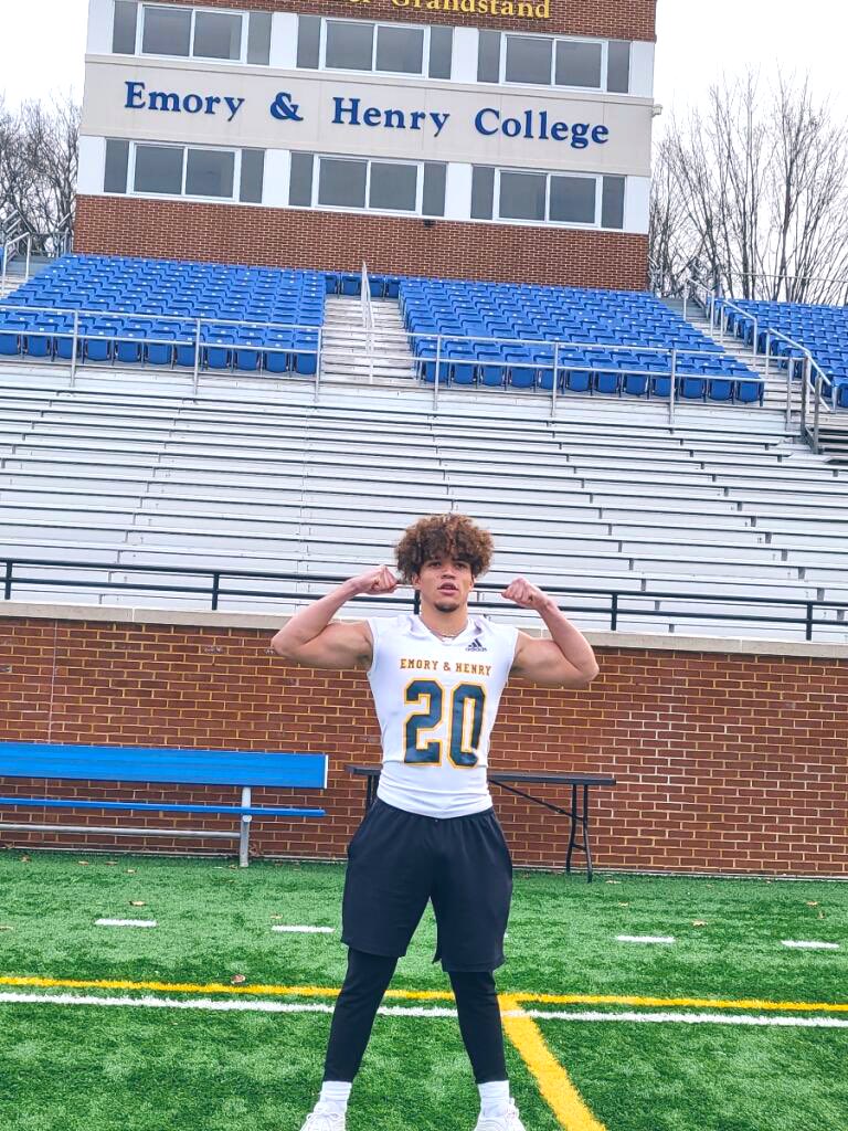 MontgomeryLevon's tweet photo. Blessed and Grateful to receive an offer to continue my academic and football career as a pwo at @EHCFootball 🐝🐝Very thankful for the opportunity!!! @CoachNCopas https://t.co/i40aArntVO