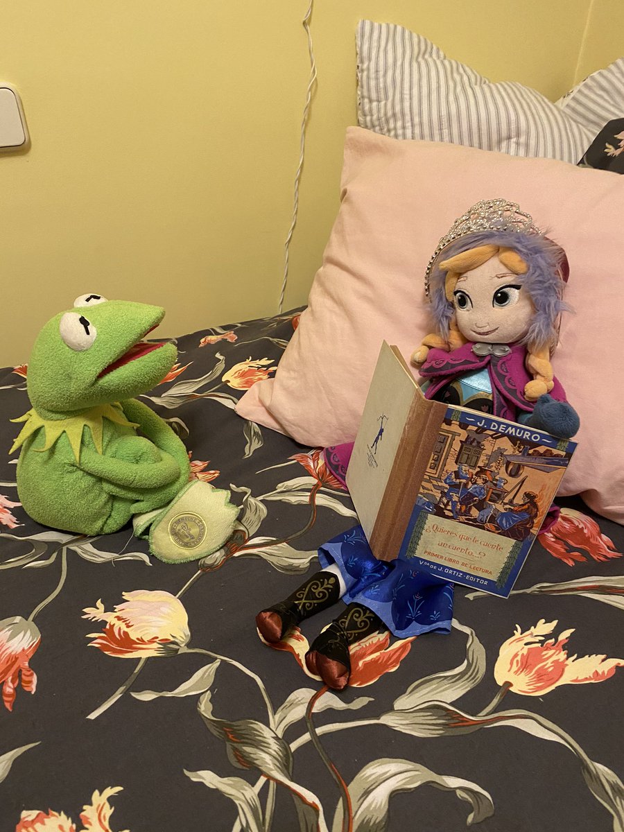 bluefflepuff's tweet photo. Mi madre todos los días ventila mi cuarto cuando no estoy y, desde hace unos meses, me suele dejar los dos peluches que tengo en la cama haciendo algo. Últimamente el nivel está tan alto que no sé si venir cada día después de la mudanza para admirar su obra. El nivel está alto: https://t.co/uqrQTVjlHN