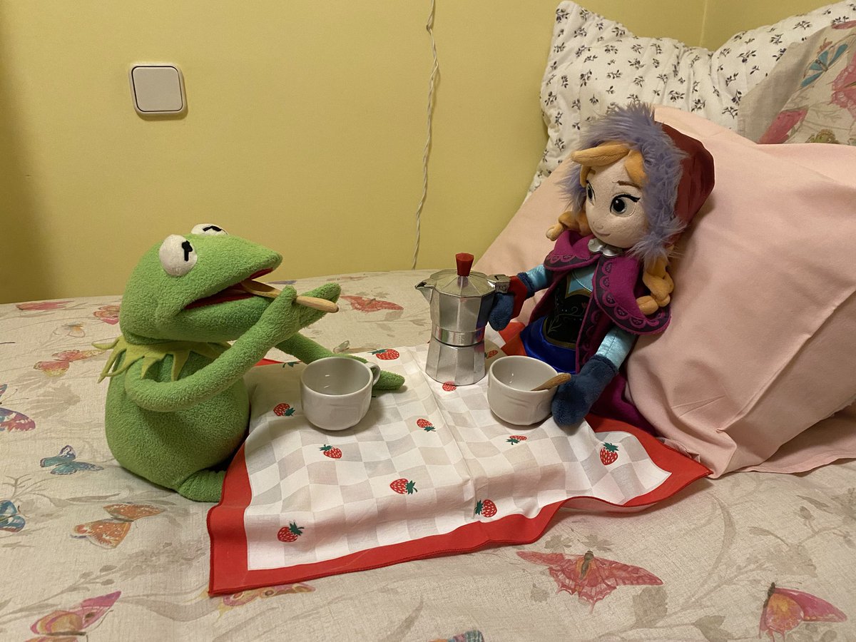 Mi madre todos los días ventila mi cuarto cuando no estoy y, desde hace unos meses, me suele dejar los dos peluches que tengo en la cama haciendo algo. Últimamente el nivel está tan alto que no sé si venir cada día después de la mudanza para admirar su obra. El nivel está alto: