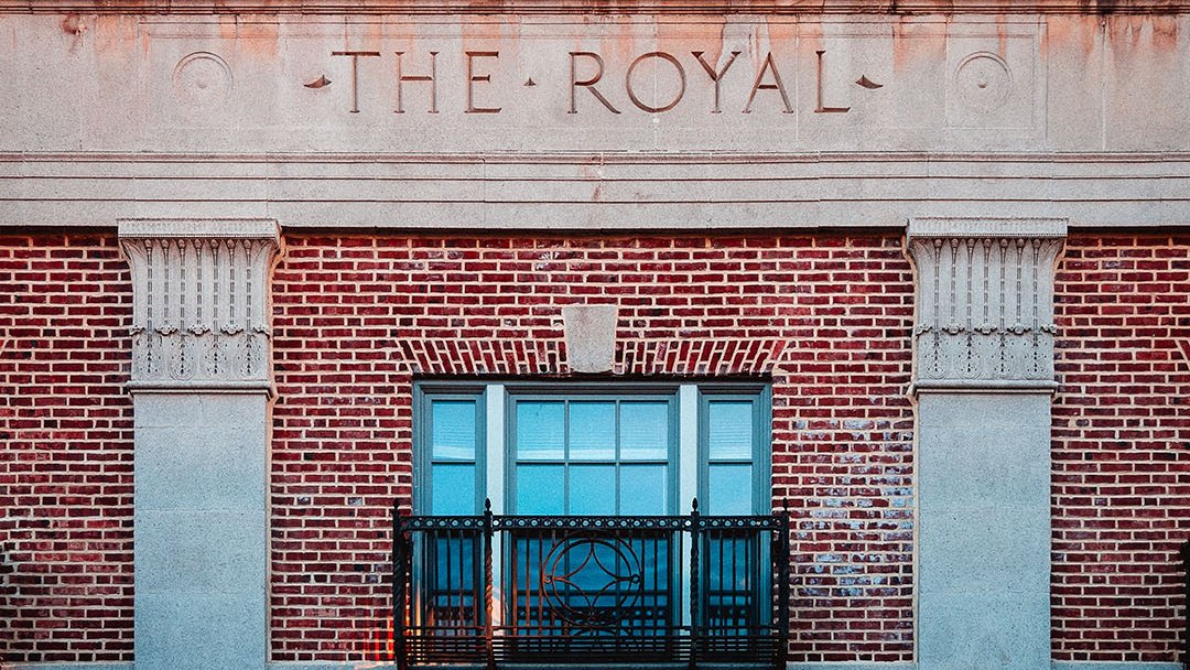 Let’s walk around the block of the Royal Townhomes at Kater Street. Listed now in Graduate Hospital.

#phillyrealestate #phillyliving #whyilovephilly #graduatehospital #southstreetphilly