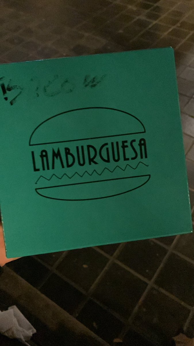 alosanfe's tweet photo. Todo un detalle. Los amigos de @lamburguesa_ y #Paffuto nos hacen más llevaderas las horas en este cierre del mercado de fichajes en el @valenciacf Gracias!!👏🏻👏🏻👏🏻 https://t.co/Vr8sR8Ek4C