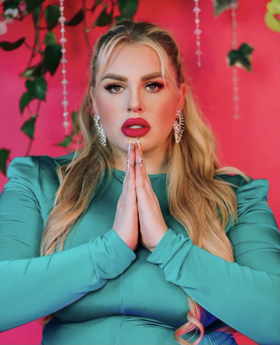 Can we just talk about @ktcontentcreative for a second? Every shoot, she makes me feel beautiful. &amp; these are only two of the many amazing photos we took at this shoot…. 
Love you @kaaatthompson ❤️ 

#VFDT #Musicbychel #Chel #celebratemysize #fashion #model #plussizefashion