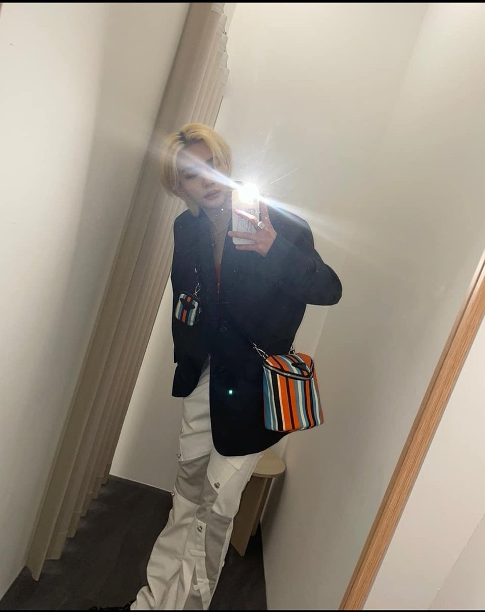 4oinks's tweet photo. This mirror man something about it makes him act up probably cursed 👀 https://t.co/ep0woC8cY0