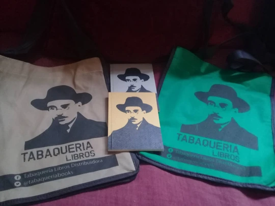 Hoy es el último día para aprovechar las 2 promociones que tenemos en la tienda.
1 Paquete Tabaquería (Incluye libro, libreta y bolsa)
2 Paquete poesía polaca. Wislava Szymborska y Eva Lispka, + bolsa de regalo. Aquí los enlaces:
bazarama.com/producto/61b39…
bazarama.com/producto/61ddf…
