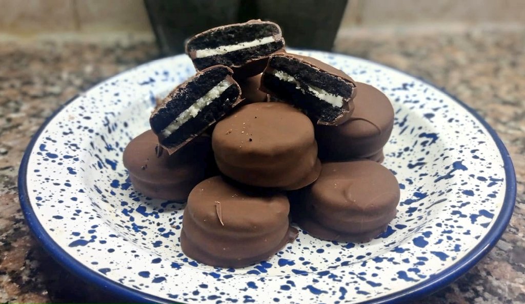 OREOS CASERAS BAÑADAS EN CHOCOLATE.

Arrancamos con las réplicas 2022 con esta receta donde lo más complejo es el cacao negro N56, lo demás lo conseguis súper fácil y por mucho menos del valor que el paquete de 120grs original.

Receta y RT⬇️