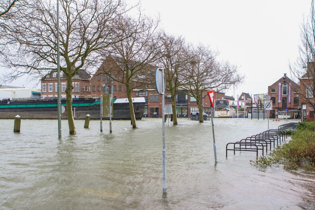 nicosmiet's tweet photo. #KoninginWilheminahaven #Vlaardingen @VolgVlaardingen @delta_comm Een visie voor de ontwikkeling, werken en wonen in de KW Haven waarbij aandacht is en wordt gevraagd voor de #Hoogwaterproblematiek Dit dus 31-1-‘22! Met dank aan en foto’s van  @112Maasmedia https://t.co/cErih9kJWL