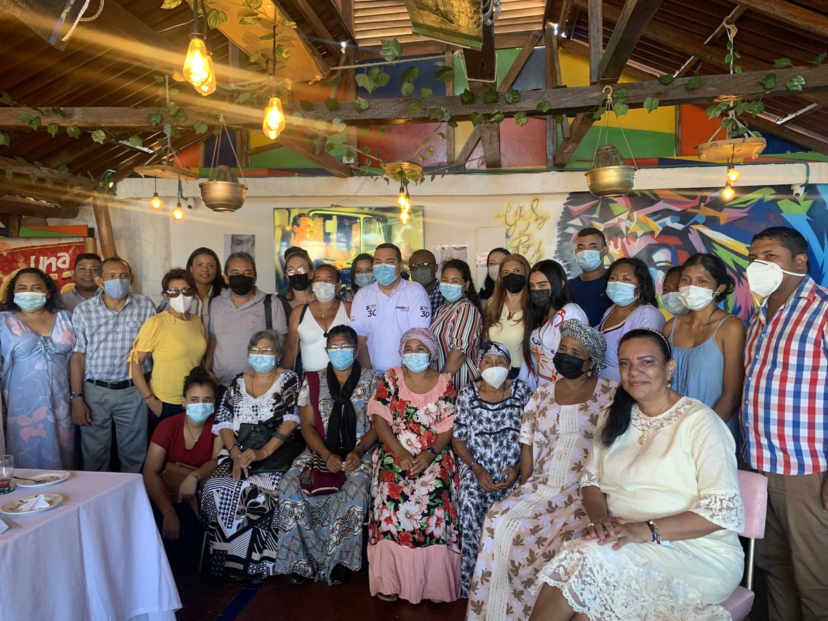 juanmadaza's tweet photo. La familia siempre ha sido mi fortaleza. 

A ellos, Los Iguarán, infinitas gracias por este apoyo, y por confiar en este proyecto #ConSeguridad https://t.co/nLFPj2yMLs