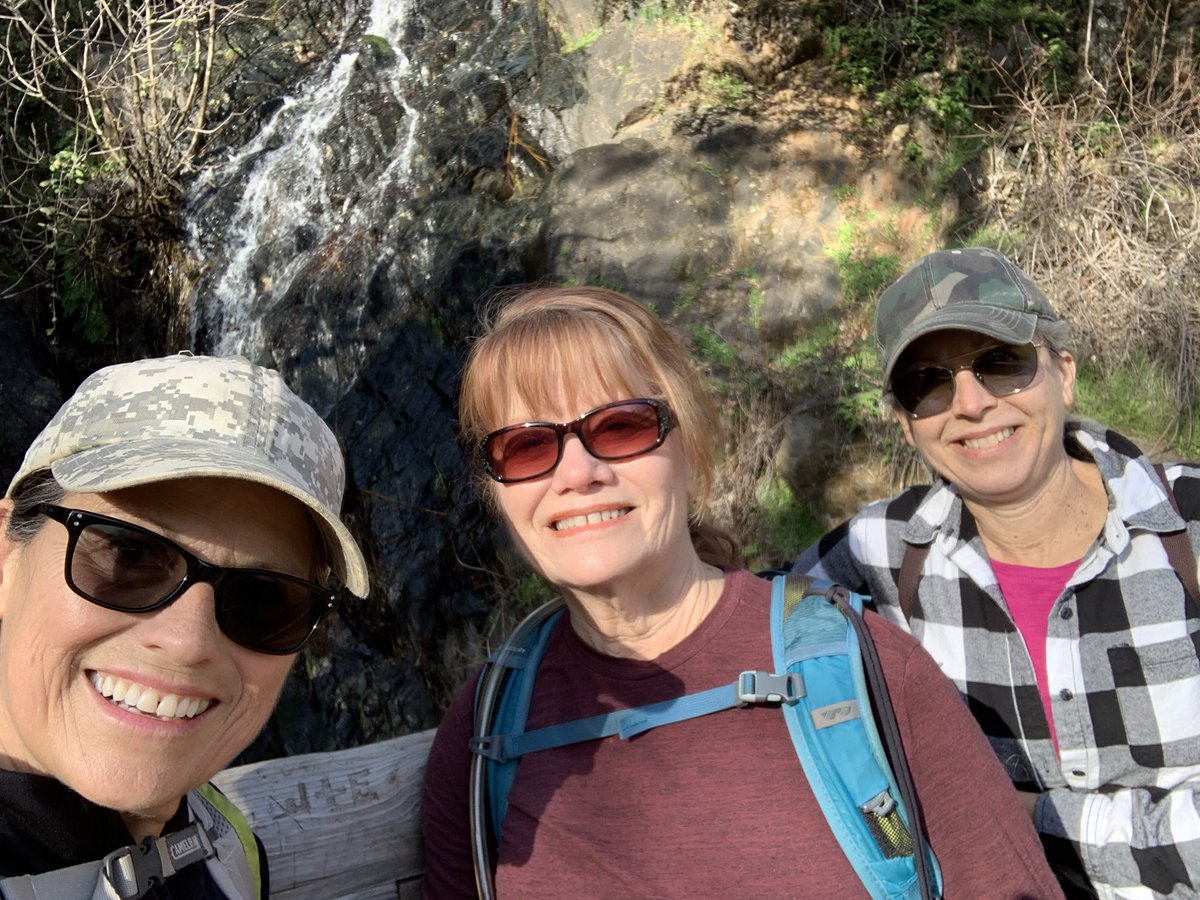 Diane_Y's tweet photo. Perfect day on the trails! #hikewithdogs #hikewithfriends #AuburnCa #NaturePhotography https://t.co/3rQjuzUnHm