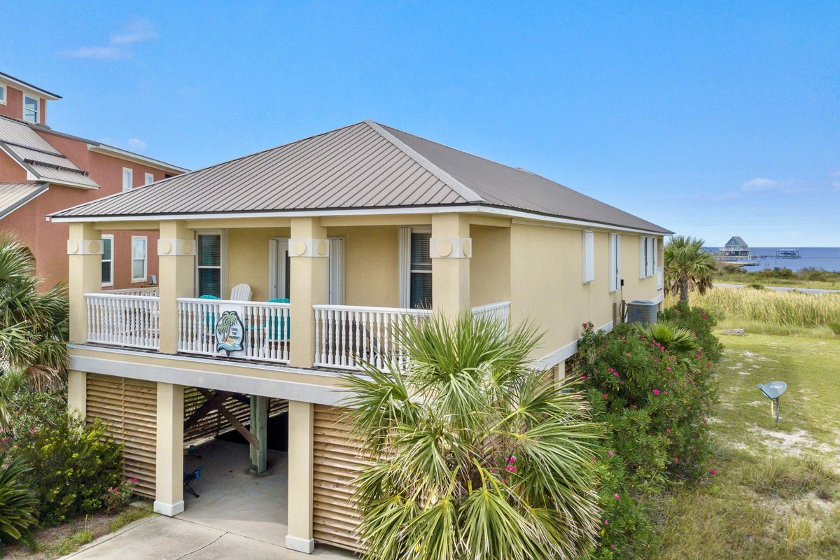 GulfRentals's tweet photo. With a pool table, a ping pong table, a putt putt course, darts, giant Jenga and corn hole under the house, plus a horseshoe pit in the yard, Seas the Moment is the perfect place for your next family beach vacation! 
https://t.co/vnq5PrjOM8 https://t.co/830G4mYaz8