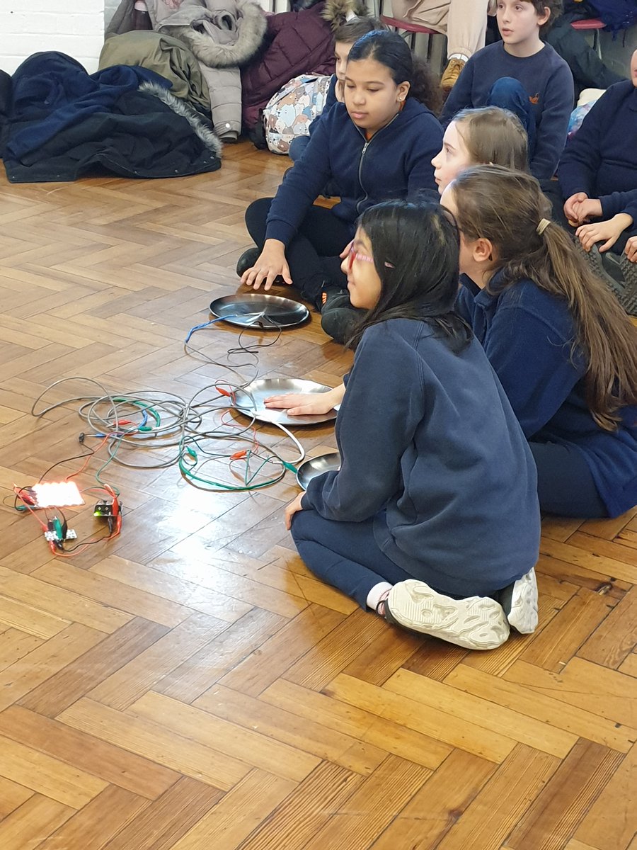 SuAdamsEdIT's tweet image. It was such a great day.  Our new Sparkle Matrix boards from #CrumbleController were so effective that we decided to buy a whole class set for @UCanToo! Looking forward to exploring other projects with the Sparkle Matrix LED Displays, just look at that glow!