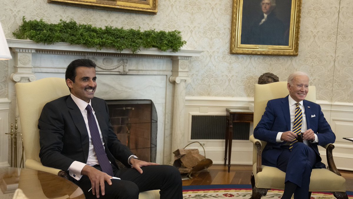 S.A el Emir y Su Excelencia el Presidente Joe Biden, conversan en la Casa Blanca las sólidas relaciones de cooperación estratégica bilateral entre los dos países, como mejorarlas en diversos campos y la situación en la región. 
 bit.ly/3odGfHo