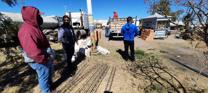 SUTM_Dgo's tweet photo. Lo prometido es deuda, y hoy acudimos con los compañeros del departamento de #Pipas para hacer entrega del material para la construcción del baño que tanta falta les hace

Todos #SomosSUTM https://t.co/37OZE6SS2n